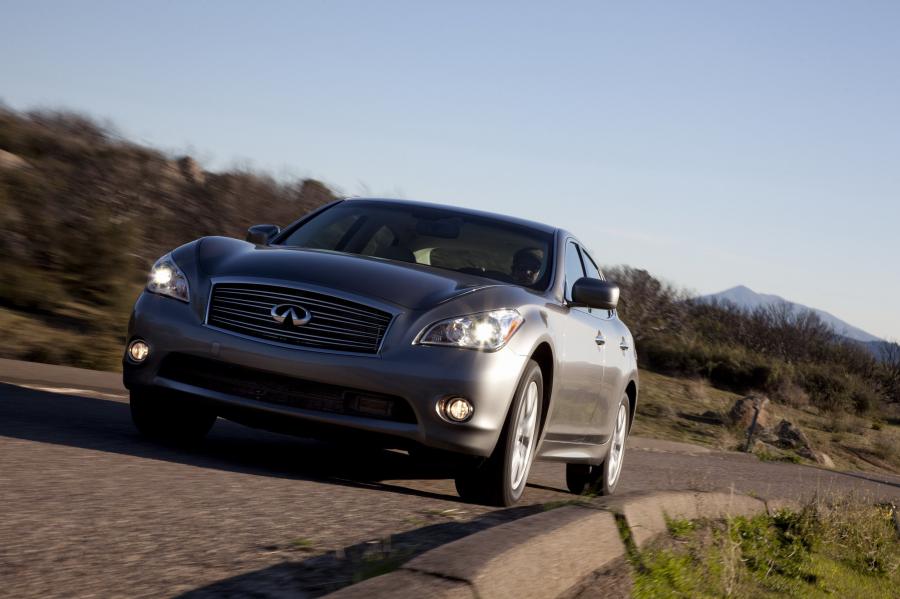  Infiniti M56 S 2010 года  (фото 26 из 34)